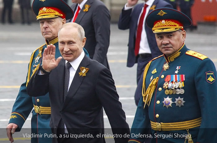 Vladímir Putin, a su izquierda,  el ministro de Defensa, Serguéi Shoigú